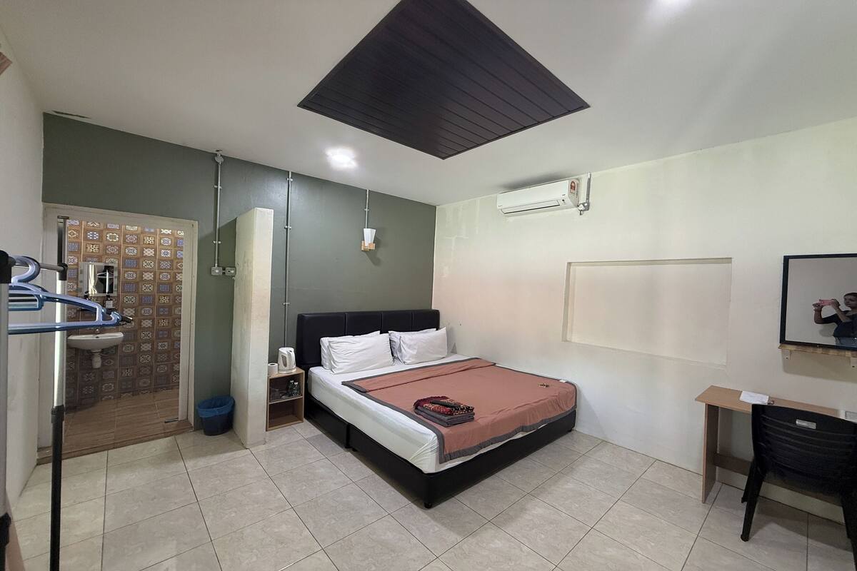 Iron/ironing board, WiFi (free)