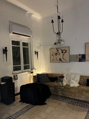 TV - Authentic artist apartment in the heart of Tel Aviv (Tel aviv)
