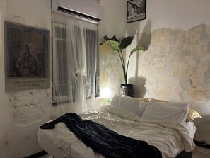 1 slaapkamer, een strijkplank/strijkijzer, wifi, beddengoed