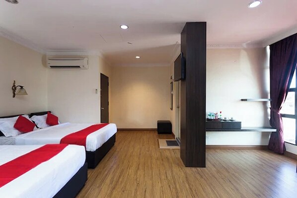 Suite familiar, bañera | Escritorio, wifi gratis, ropa de cama