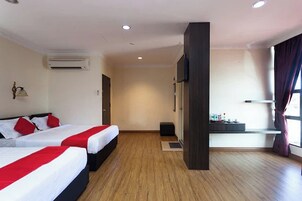 Escritorio, wifi gratis y ropa de cama 