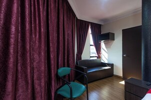 Escritorio, wifi gratis y ropa de cama 