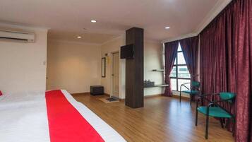 Family Suite, Bathtub | Desk, free WiFi, bed sheets