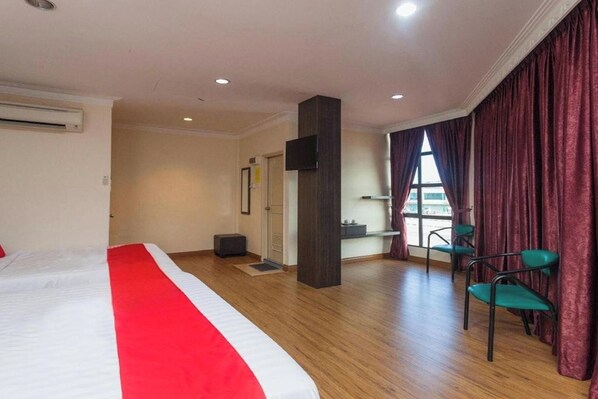 Escritorio, wifi gratis y ropa de cama