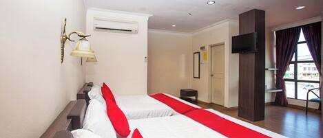 Family Suite, Bathtub | Desk, free WiFi, bed sheets