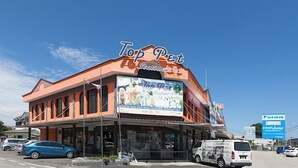 A building with a sign reading "Top Pet Station." - T P Hotel (Sitiawan)