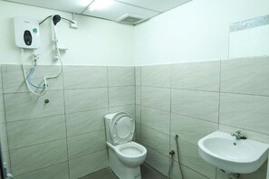 Dormitorio condiviso, dormitorio misto | Bagno | Doccia, soffione a pioggia, set di cortesia gratuito, asciugacapelli