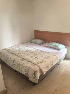 Chambre double, salle de bain privée | Accès au Wi-Fi (inclus), literie fournie
