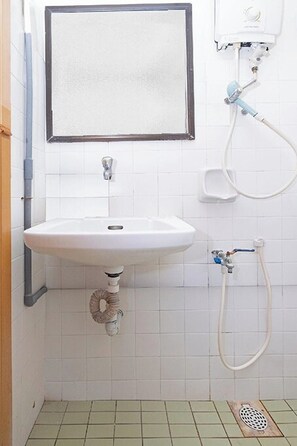 Deluxe Twin Room | Bathroom