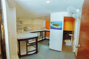 Delad sovsal för familj | Skrivbord, gratis wi-fi och sängkläder