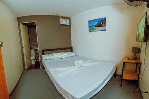 Escritorio, wifi gratis y ropa de cama 