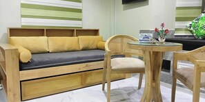 Deluxe Suite | In-room safe, desk, iron/ironing board, free WiFi