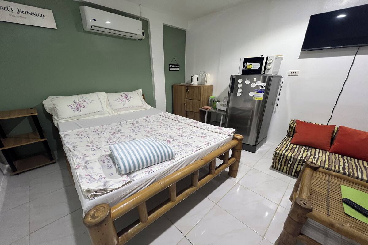 Estudio, balcón | Caja de seguridad en la habitación y escritorio