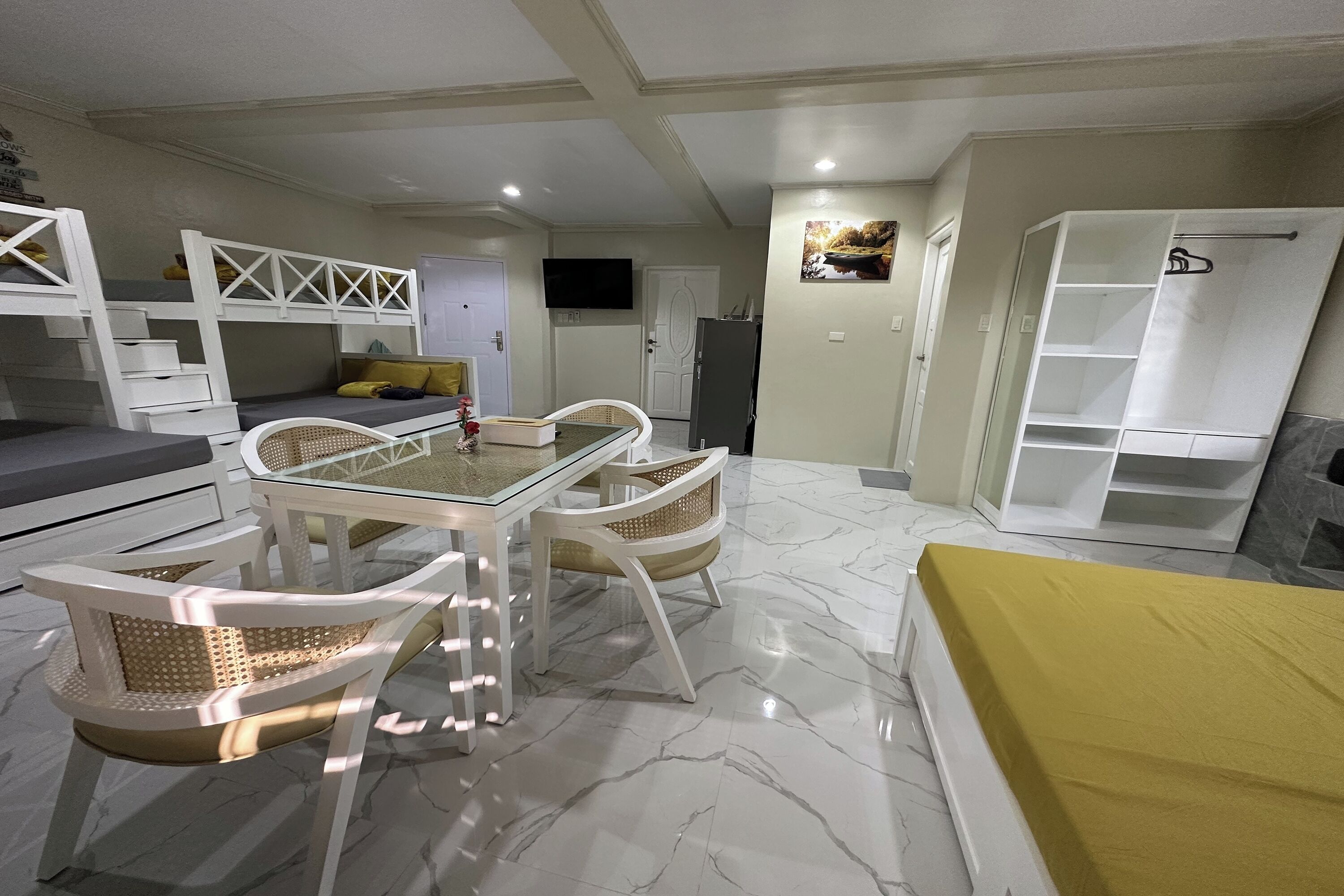 Habitación familiar | Caja de seguridad en la habitación y escritorio 