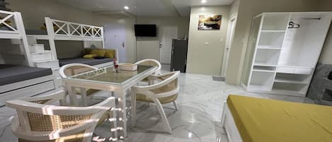 Family Room | Peti besi dalam bilik, meja, seterika/papan seterika, Wi-fi percuma