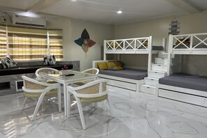 Kamar Keluarga | Brankas, meja kerja, setrika/meja setrika, dan Wi-Fi gratis