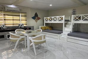 Kamar Keluarga | Brankas, meja kerja, setrika/meja setrika, dan Wi-Fi gratis