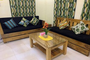 In-room safe, desk, iron/ironing board, free WiFi - Michael's Homestay - Farm Villa near Patar Beach & Bolinao Falls (Bolinao)