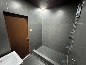 Chambre Premium | Salle de bain | Douche, douche à « effet pluie », articles de toilette gratuits
