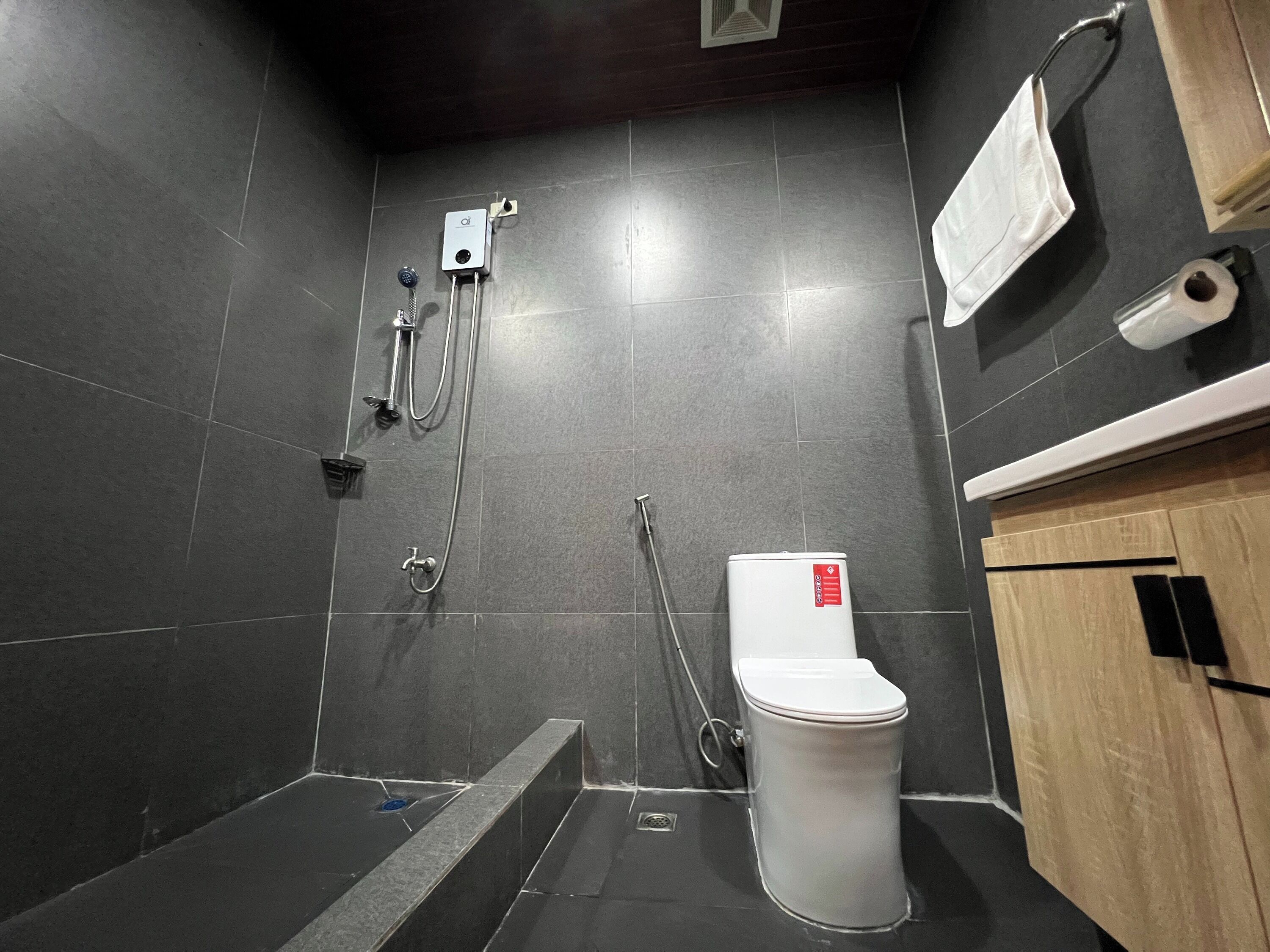 Un baño moderno con ducha, inodoro y lavamanos.