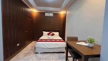 Premium-værelse | Pengeskab på værelset, skrivebord, gratis Wi-Fi, sengetøj