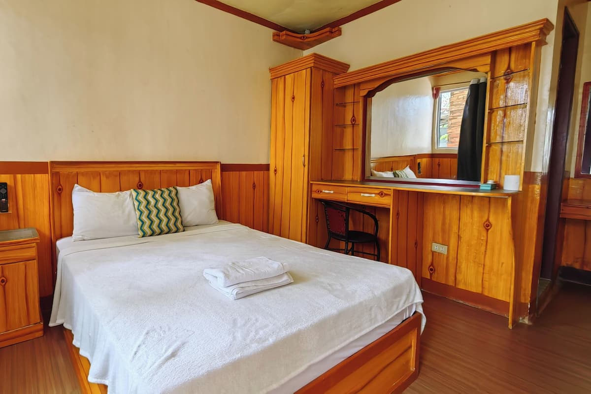 Desk, iron/ironing board (on request), WiFi (free), bed sheets