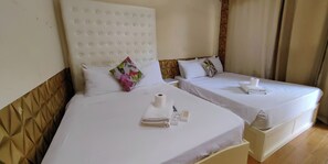 Escritorio, tabla de planchar con plancha, wifi gratis y ropa de cama 