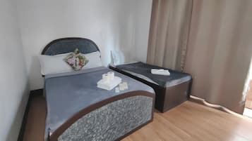 Habitación triple estándar | Escritorio, tabla de planchar con plancha, wifi gratis y ropa de cama