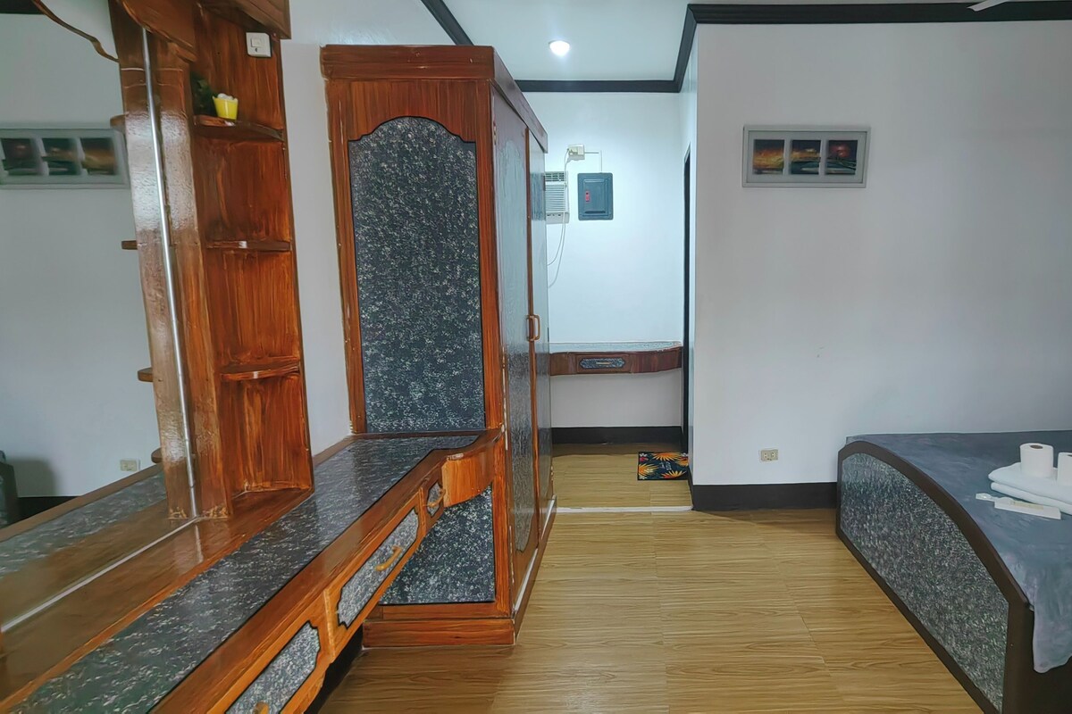 Desk, iron/ironing board (on request), WiFi (free), bed sheets
