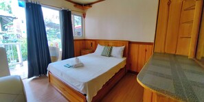 Escritorio, tabla de planchar con plancha, wifi gratis y ropa de cama 