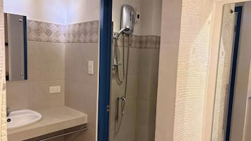 Family Room 2 | Bathroom | Shower, free toiletries, towels, soap