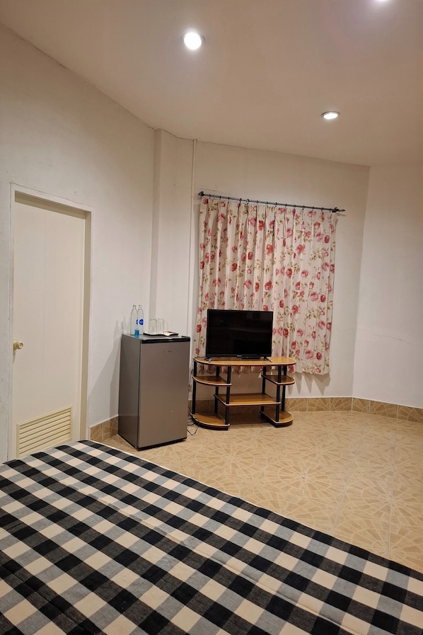 Superior Double Room | Desk, blackout drapes, free WiFi, bed sheets