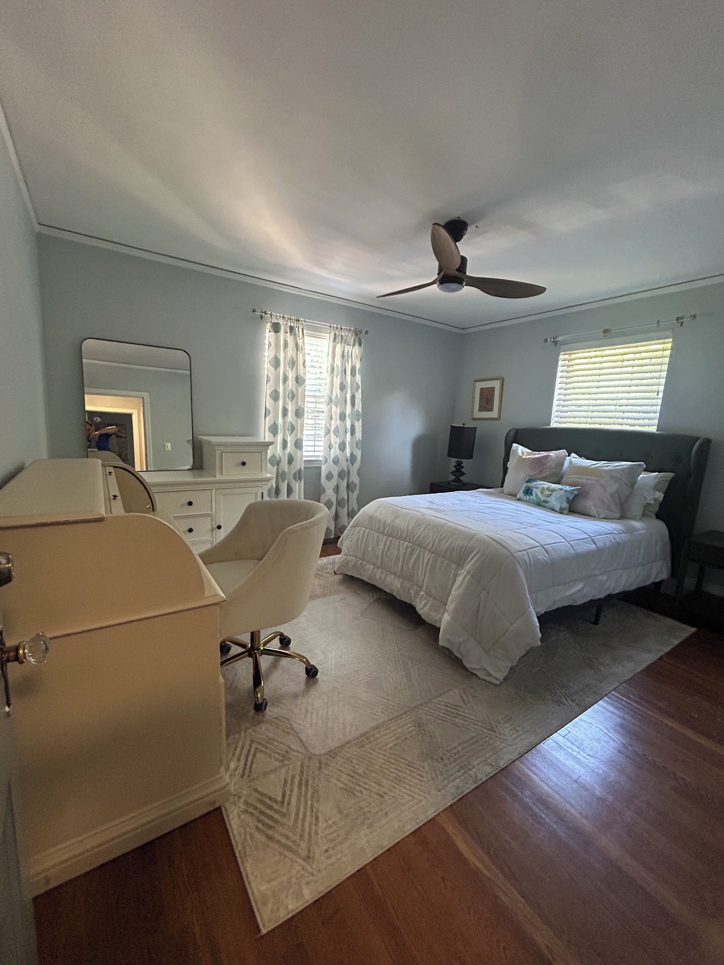 3 habitaciones, tabla de planchar con plancha, wifi y ropa de cama 