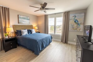 Desk, iron/ironing board, free WiFi, bed sheets - Escape to this serene 3-bedroom bayfront retreat in Seabrook Shores. Featuring stunning water views, a spacious deck for sunsets, and cozy coastal interiors, this hideaway is perfect for family getaways or a peaceful escape by the bay (Seabrook)
