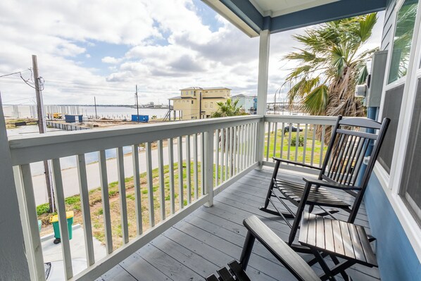 Property grounds - Escape to this serene 3-bedroom bayfront retreat in Seabrook Shores. Featuring stunning water views, a spacious deck for sunsets, and cozy coastal interiors, this hideaway is perfect for family getaways or a peaceful escape by the bay (Seabrook)