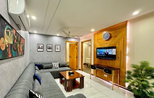 Luxe Suite 2 Bed Apartment by Lux Haven Stays Near Gulberg - Centrally Located
