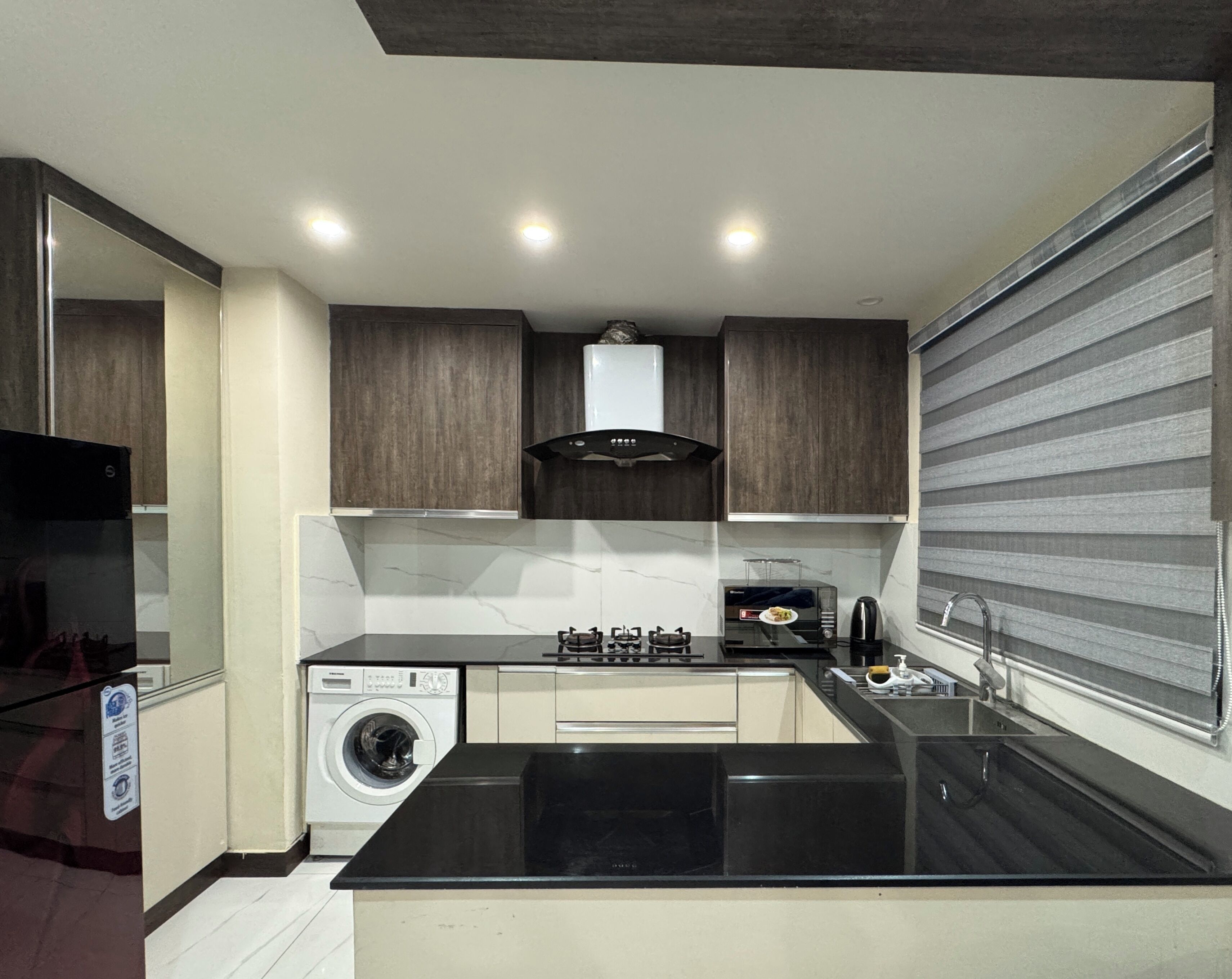 Réfrigérateur, micro-ondes, plaque de cuisson, bouilloire électrique