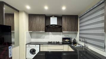 Kühlschrank, Mikrowelle, Herdplatte, Wasserkocher