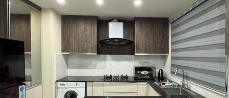 Réfrigérateur, micro-ondes, plaque de cuisson, bouilloire électrique