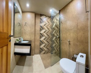 淋浴设施、毛巾、肥皂、洗发水