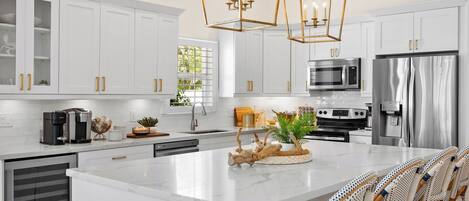 Réfrigérateur, four à micro-ondes, un four, surface de cuisson