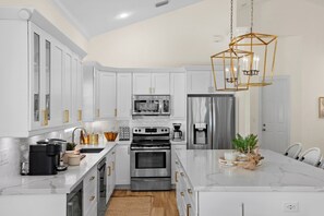 冷蔵庫、電子レンジ、オーブン、コンロ