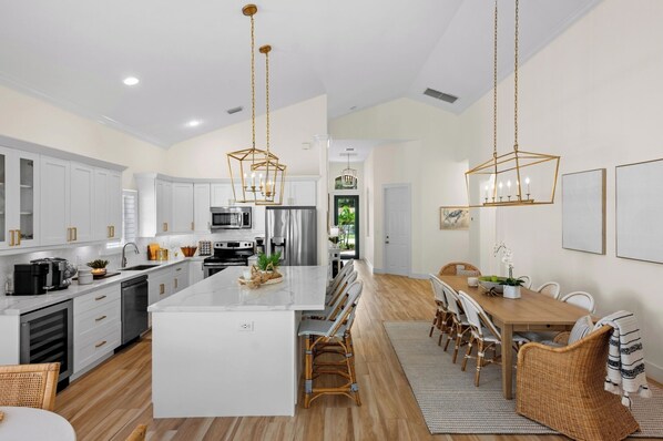 冷蔵庫、電子レンジ、オーブン、コンロ