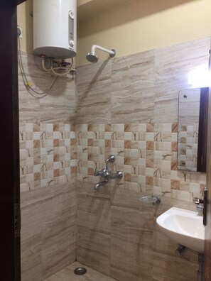 Ducha, cabezal de ducha tipo lluvia, toallas, jabón