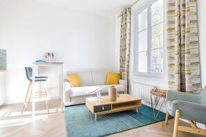 Living area - Charming Apartment in the Heart of the 16th District - Mobility Lease (Paris)