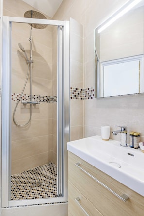 Bathroom - Charming Apartment in the Heart of the 16th District - Mobility Lease (Paris)
