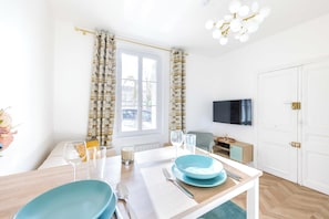 Dining - Charming Apartment in the Heart of the 16th District - Mobility Lease (Paris)