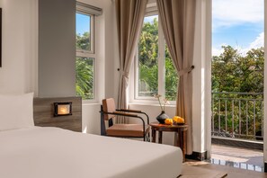 Habitación doble Deluxe, balcón, vista a la ciudad | Escritorio, espacio para trabajar con laptop y cortinas blackout 