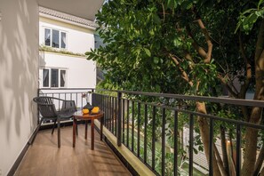 Habitación triple Deluxe, balcón, vista a la alberca | Vista del balcón