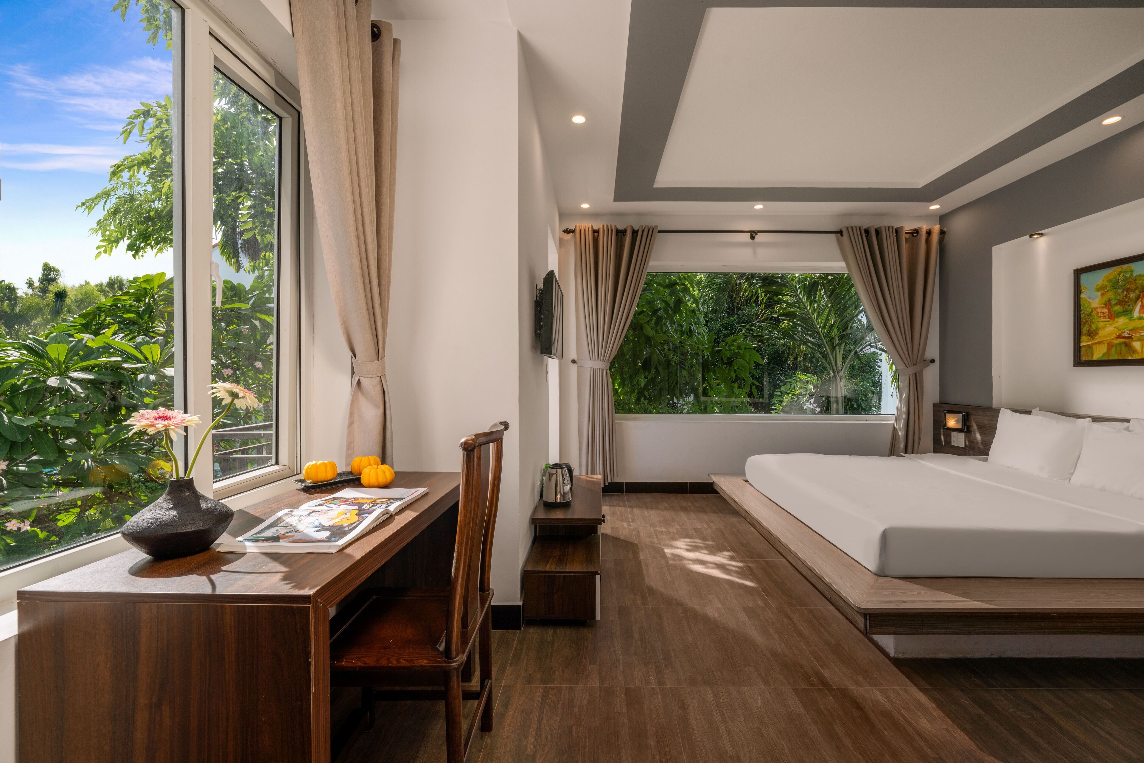 Dobbeltrom – deluxe, balkong, bassengutsikt | Skrivebord, skrivebord for bærbar PC og blendingsgardiner